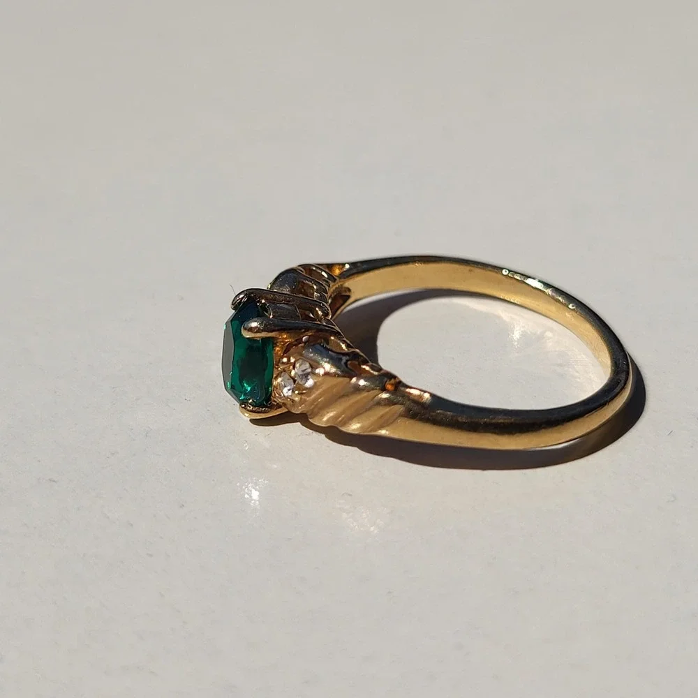 Gold Tone Green Stone Rhinestone Ring Size 9.5 Vintage Cocktail Jewelry - Picture 11 of 11